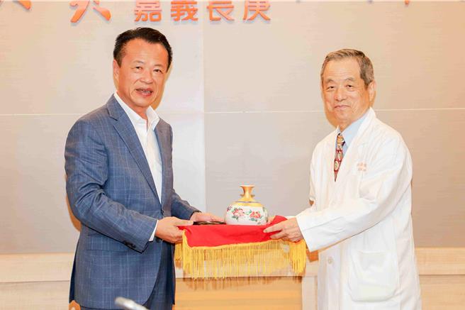 嘉义长庚医院名誉院长许文蔚（右）获2023「全球前2％顶尖科学家」殊荣肯定，8日嘉义县长翁章梁（左）前往医院祝贺、表扬。（嘉义县政府提供／吕妍庭嘉义传真）