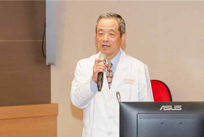 嘉义长庚医院名誉院长许文蔚表示会继续做好临床服务，同时将技术教学给更多人，让长庚医院持续保有竞争力。（嘉义县政府提供／吕妍庭嘉义传真）