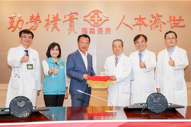 嘉义长庚医院名誉院长许文蔚获2023「全球前2％顶尖科学家」殊荣肯定，8日嘉义县长翁章梁前往医院祝贺、表扬许文蔚杰出贡献。（嘉义县政府提供／吕妍庭嘉义传真）