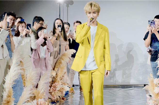 鼓鼓献唱婚礼指定曲〈当我变成我们〉送给歌迷。（相信音乐提供）