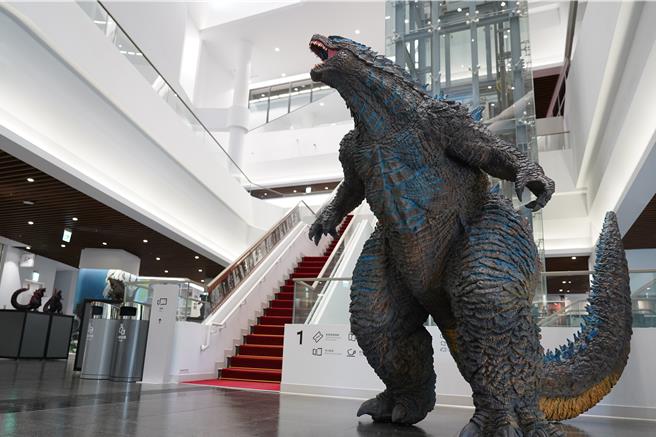 两公尺高的巨大哥吉拉出现在国家影视听中心。（国家影视听中心提供）