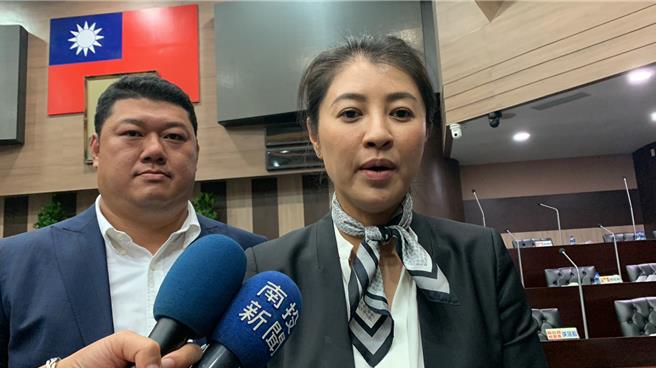 南投县长许淑华(右)针对近日有人传出「侯韩配」说法表示，韩国瑜前市长是以「啦啦队」角色努力协调蓝白双方合作，呼吁两党政党高层以下架民进党促成政党轮替为主要目标努力。曾雪蒨摄