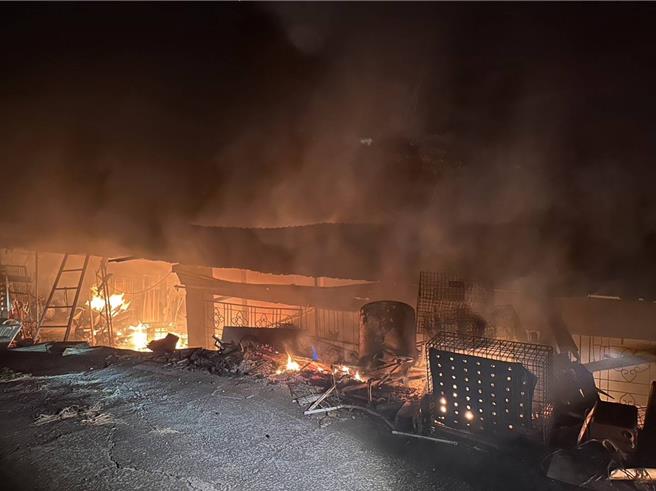 桃园龙潭一处铁皮农舍8日凌晨发生火警事故。（翻摄照片／蔡明亘桃园传真）