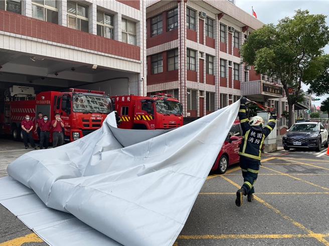 桃园工业区3厂家齐捐防火毯，助第一消防增添抢救大利器。（消防提供／蔡依珍桃园传真）