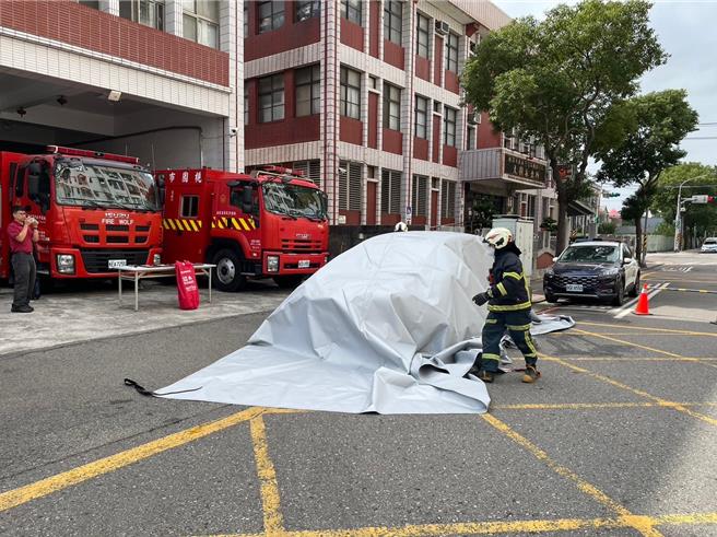 桃园工业区3厂家齐捐防火毯，助第一消防增添抢救大利器。（消防提供／蔡依珍桃园传真）