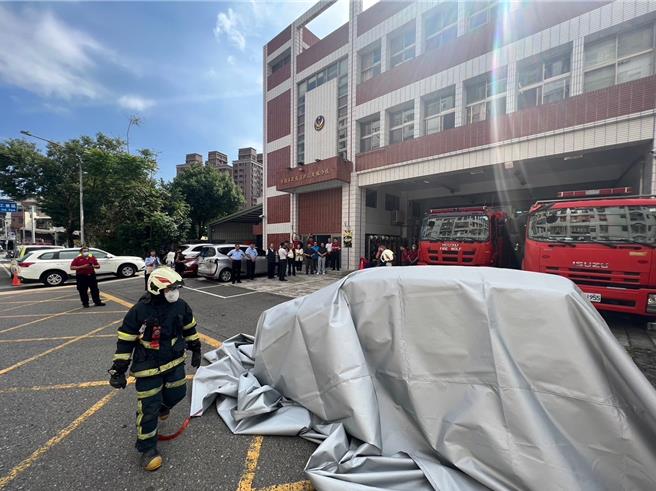 桃园工业区3厂家齐捐防火毯，助第一消防增添抢救大利器。（消防提供／蔡依珍桃园传真）