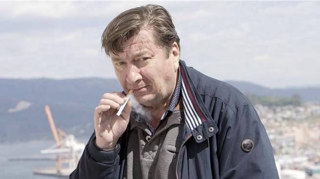 芬兰大师阿基郭利斯马基菸不离手是招牌。（海鹏提供）
