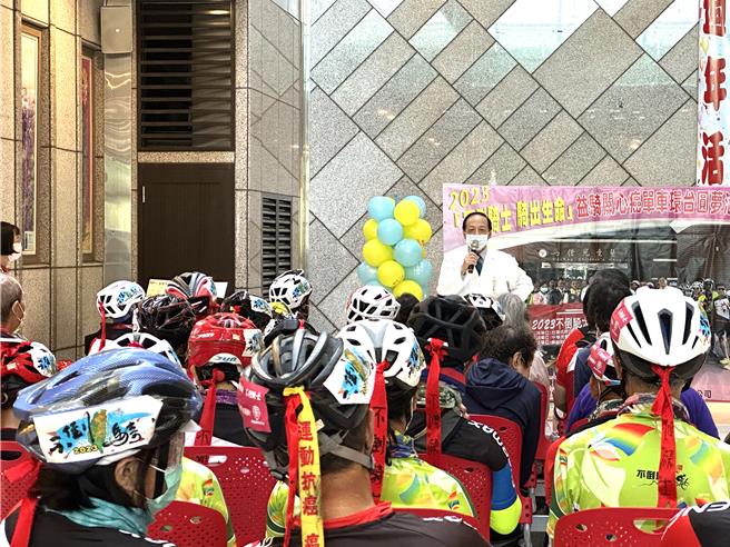 国内外抗癌勇士、家属及公益陪骑车友以单车环台，8日骑到台东马偕医院与癌友相会。（蔡旻妤摄）