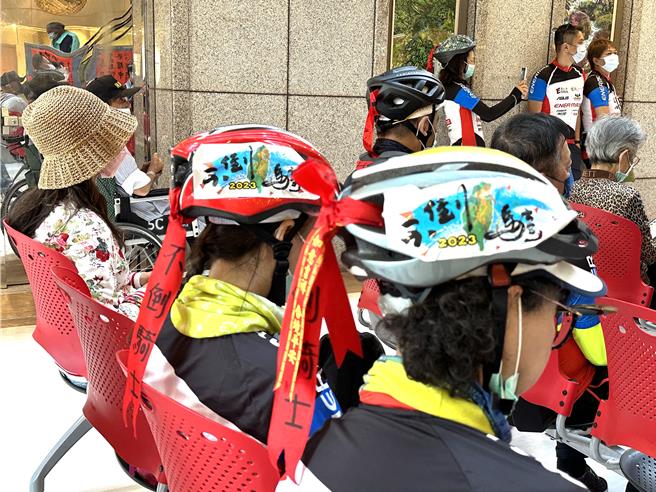 国内外抗癌勇士、家属及公益陪骑车友以单车环台，8日骑到台东马偕医院与癌友相会。（蔡旻妤摄）