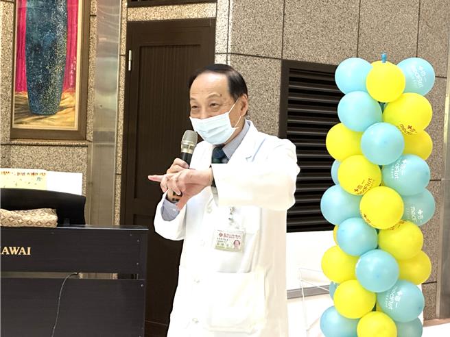 国内外抗癌勇士、家属及公益陪骑车友以单车环台，8日骑到台东马偕医院与癌友相会。台东马偕医院院长王功亮。（蔡旻妤摄）