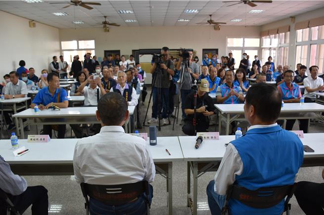 国民党总统参选人侯友宜8日由苗栗县长锺东锦等陪同，与全县农渔会3巨头座谈农业对策。（谢明俊摄）