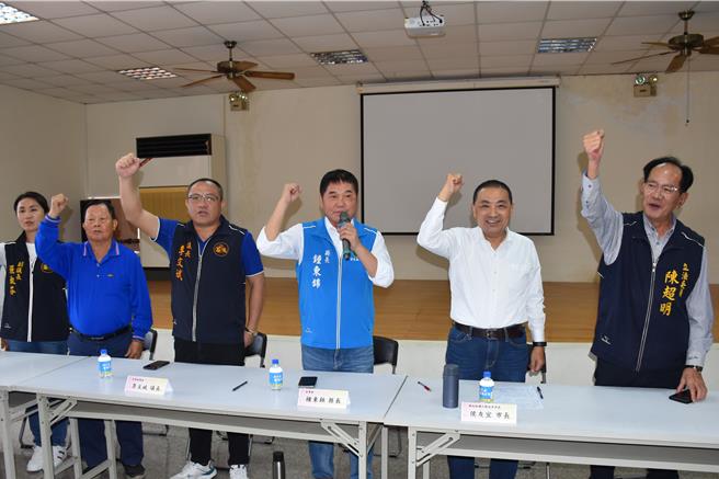 苗栗县长锺东锦带头高呼侯友宜、陈超明等当选。（谢明俊摄）