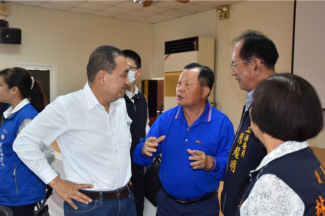 国民党总统参选人侯友宜8日由苗栗县长锺东锦等陪同，与全县农渔会3巨头座谈农业对策，座谈结束后仍欲罢不能，与前县长刘政鸿、立委陈超明等继续讨论。（谢明俊摄）