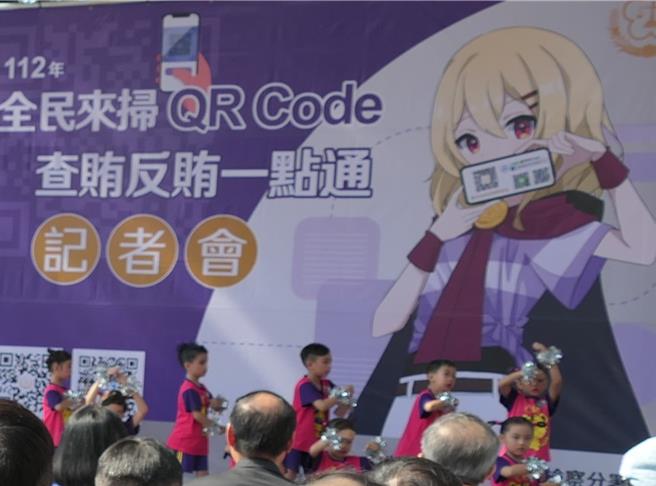 雲林地檢署8日在虎尾鎮布袋戲館舉辦「全民來掃QR Code、查賄反賄一點通」反賄選活動，首度公布雲林地檢署反賄選代言人虛擬美少女「雲檢Mirai」（舞台背景人物），藉以引起年輕世代共鳴。（張朝欣攝）