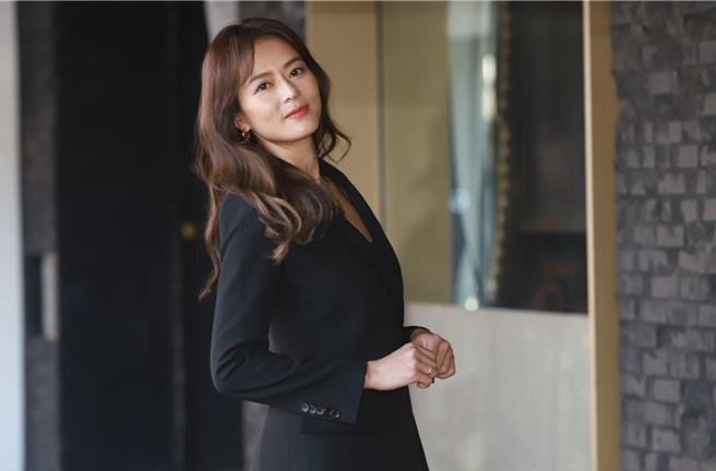 劉香慈透露因為運動傷害，現在無法做伏地挺身。（民視提供）