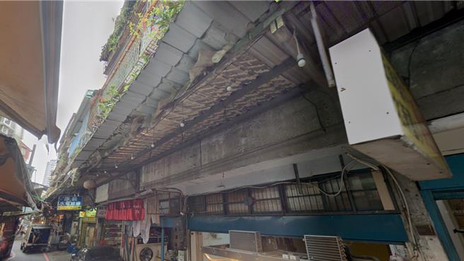 陈姓老翁独居新北市新店1日上午因未至医院洗肾，后被女婿发现趴卧住家阁楼梯间，早已失去呼吸心跳。（民眾提供）