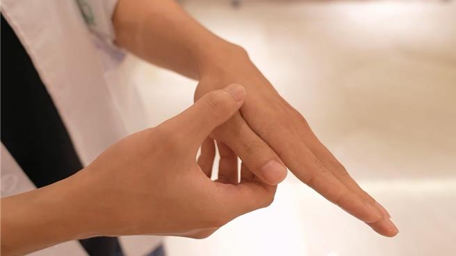 合谷穴在大拇指与食指併拢后虎口附近凸起最高处，可以用手指按压来缓解肠胃不适。（秀传医院提供／孙英哲彰化传真）