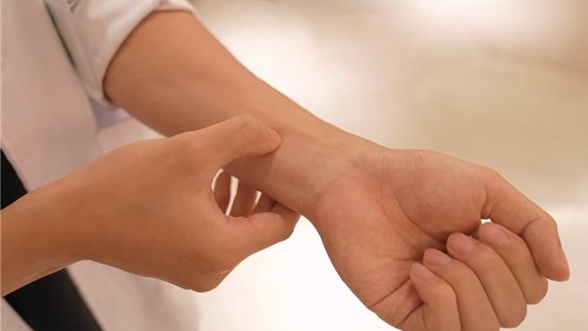 内关穴位在腕横纹以下3指的位置，用手指按压可缓解肠胃不适的感觉。（秀传医院提供／孙英哲彰化传真）