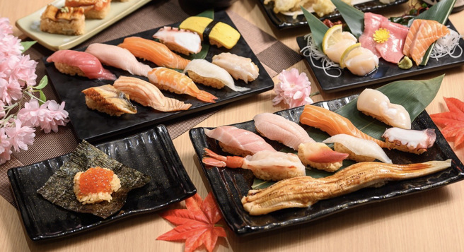 DON DON DONKI 台中TIGER CITY店內的若櫻壽司慶祝開幕祭優惠，多種精選主打餐點有超值特價。（DON DON DONKI提供／古明弘台北傳真）