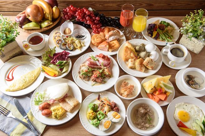 冬季线上旅展贩售饕客喜爱的自助餐券，5张平日双人早餐券售价4000元，等于每人400元就能无限畅享丰盛的多国风味早餐。(台南大饭店提供)