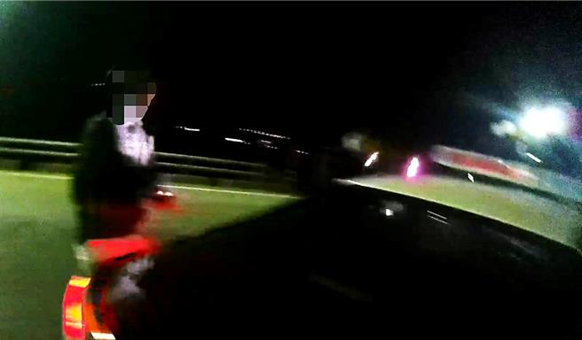 台东鹿野乡23岁陈姓孕妇昨日晚间突感腹部镇痛，临盆在即，陈姓丈夫随即驱车送医，途中见前方巡逻车执勤，猛闪大灯示意求助。（台东县警局提供／萧嘉蕙台东传真）