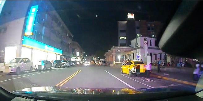 王男车内有孕妇即将临盆的状况，符合「急难救助」的协助范畴，鹿野分驻所员警随即驾驶巡逻车开道引导，平安护送产妇到院。（台东县警局提供／萧嘉蕙台东传真）