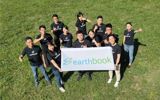 TFP桃園青創博覽會將於11月21日登場，邀逾百家新創團隊展出亮點技術，圖為極現科技股份有限公司團隊成員。（青年局提供／蔡明亘桃園傳真）