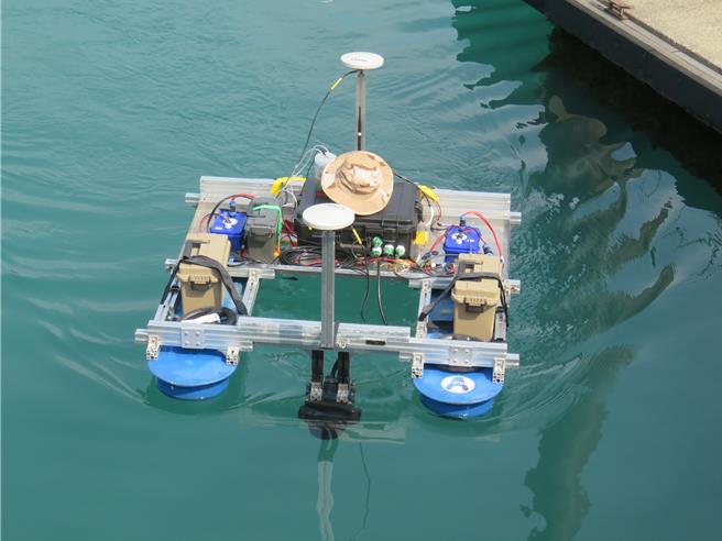 TFP桃園青創博覽會將於11月21日登場，圖為鎮鎧科技股份有限公司研發的無人船能支援大面積水域的巡檢、水文地質數據收集工作。（青年局提供／蔡明亘桃園傳真）