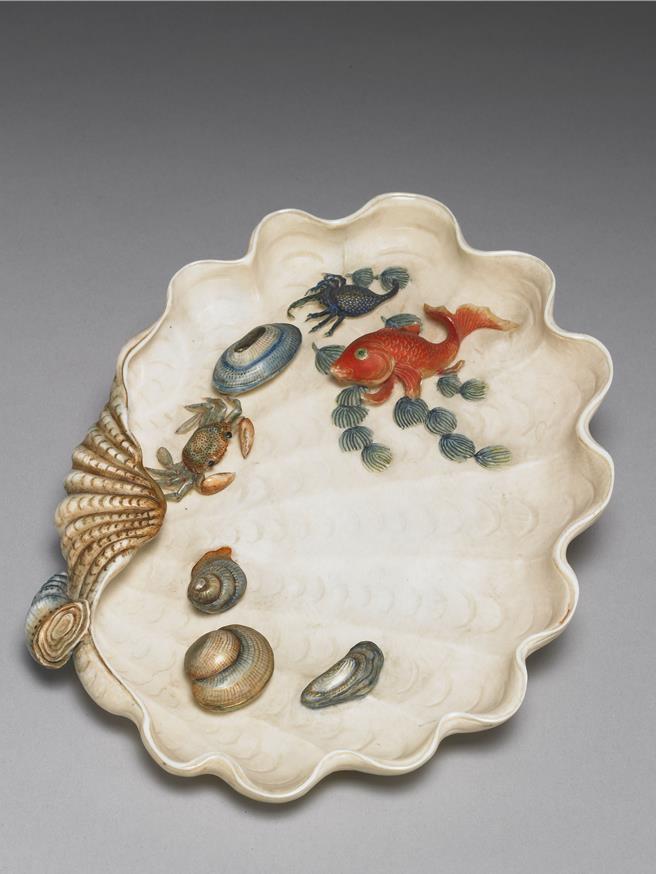 展件〈雕象牙水族蚌式盘〉以实心象牙雕成，艺术家在盘内立雕水蝎、螺蛳、牡蛎、蛤蜊、螃蟹及金鱼并赋予色彩。（故宫南院提供∕吕妍庭嘉义传真）