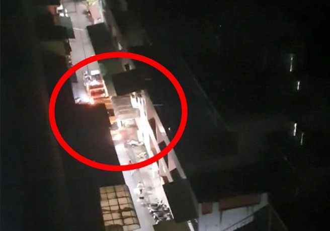 垃圾车被巷弄内住户的车辆堵住过不去。（翻摄爆料公社）