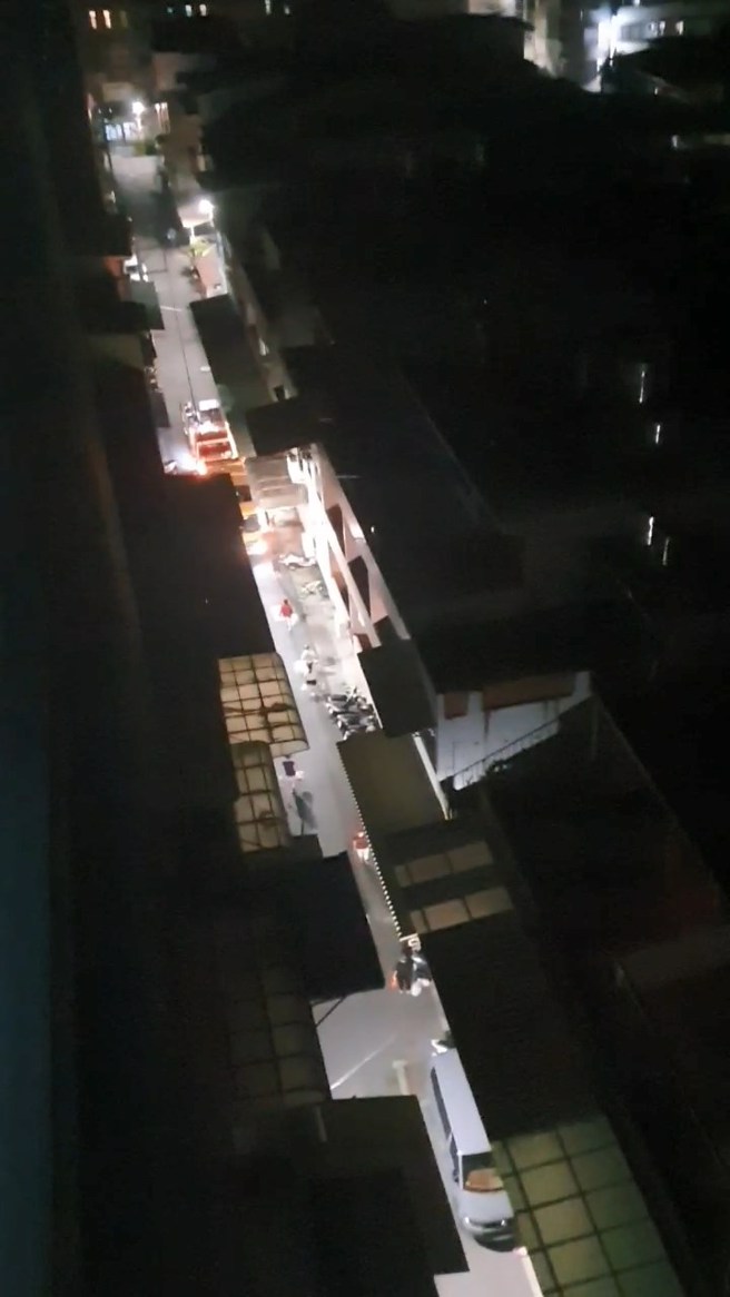 垃圾车被堵住过不去，抱歉广播，民眾纷纷往垃圾车方向走过去。（爆料公社）