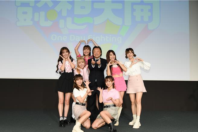 王世坚今被啦啦队女孩们包围。（三立提供）