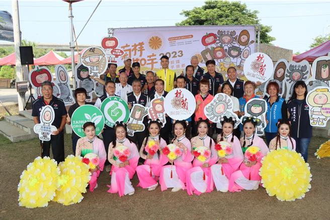 銅鑼各界行銷杭菊和芋頭。（苗栗縣政府提供／李京昇苗栗傳真）