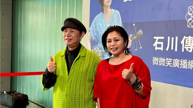 夏川里美（右）今接受番薯电视台节目总监黄西田（左）专访。（柯宗纬摄）