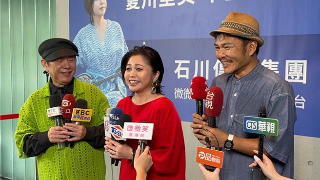 日本冲绳歌姬夏川里美（中）出道25年，明年将10度来台开唱。今（8）日特地到高雄上电台宣传。（柯宗纬摄）