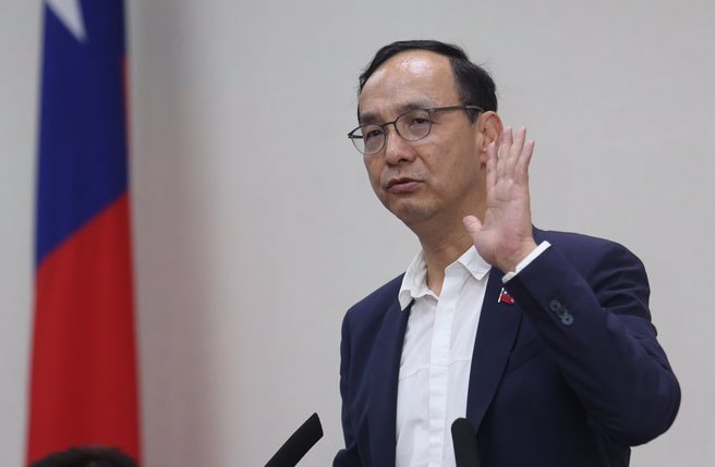 针对民眾党8日公布最新3份民调 柯文哲皆赢赖、侯，国民党主席朱立伦（见图）在中常会批民眾党民调显示是个人，跟整合团结在一起不一样，「误差起码5%！」。（陈怡诚摄）