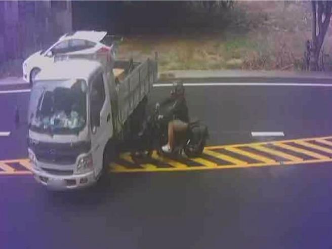 彰化县鹿港镇鹿和路3段7日发生货车违规迴转与黄牌重机碰撞的事故，骑乘黄牌重机的温姓男大学生连人带车被压在货车车底。（民眾提供／孙英哲彰化传真）