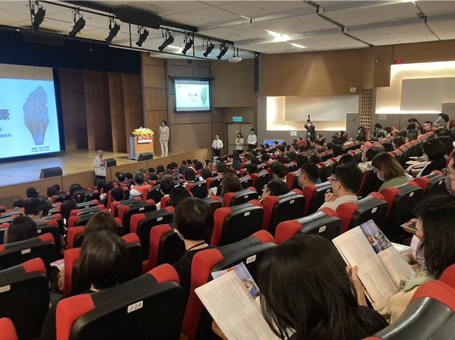 以「阅读，共好台湾」为主题的「2023国际阅读教育论坛」今（8）日于国立台湾图书馆演艺厅举行，吸引450名教师出席参与。（新北市教育局提供）