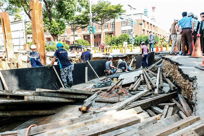 新竹县竹北市丰邑建设和新业建设工地共发生8次道路塌陷，成为议员质询焦点，图为10月中旬新业建设造成县政七街道路塌陷进行抢修。（罗浚滨摄）
