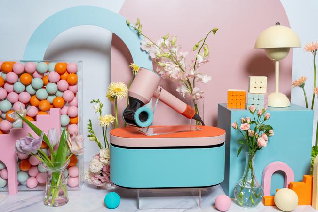 Dyson Supersonic吹風機推出限定版「炫彩粉霧拼色」，由柔霧粉、蜜柑橙和薄荷綠3種色彩構成，售價1萬4600元。（Dyson提供／古明弘台北傳真）