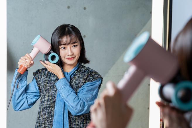 消費者可使用Dyson Supersonic吹風機搭配「造型集風吹嘴」及「二合一抗毛躁順髮吹嘴」，吹整出S型短髮外翹造型。（Dyson提供／古明弘台北傳真）