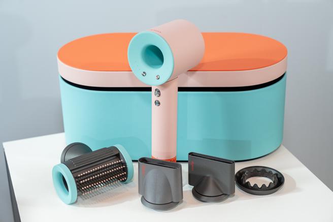 搭上多巴胺風潮，Dyson Supersonic在台推出全新限定版「炫彩粉霧拼色」。（Dyson提供／古明弘台北傳真）