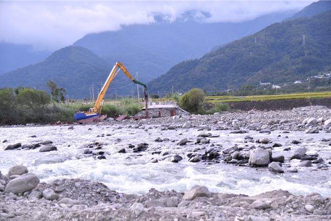 崙天大橋便道施作中，近期可以開放通行。（花蓮縣府提供／王志偉花蓮傳真）