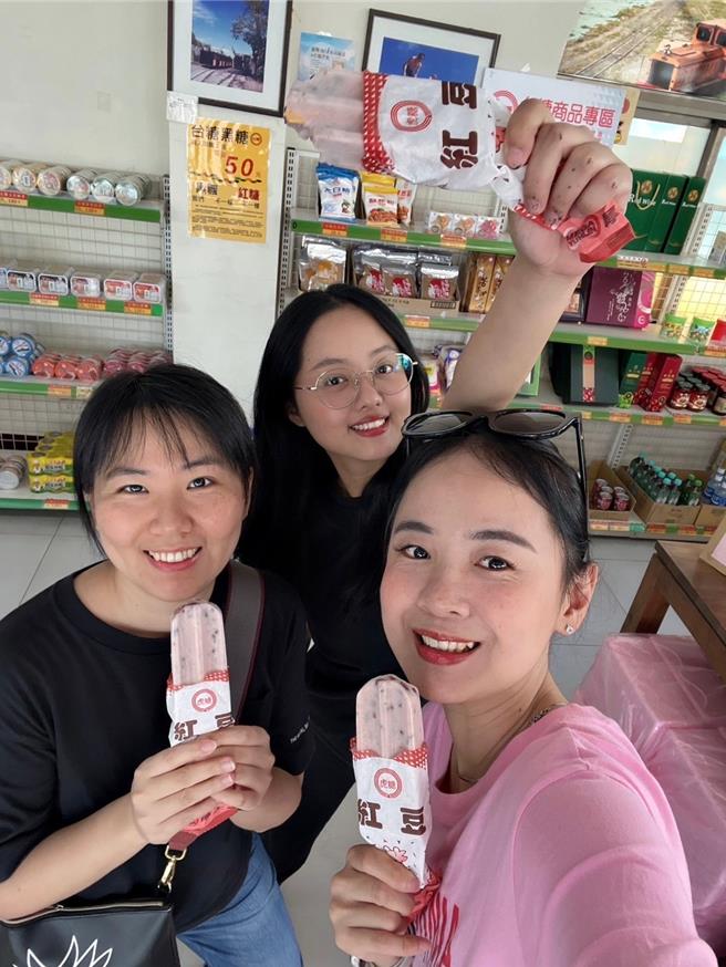 台糖公司生產的10萬支花生、紅豆冰棒聯名「雲林厚工學」展覽。（雲林縣府文觀處提供）