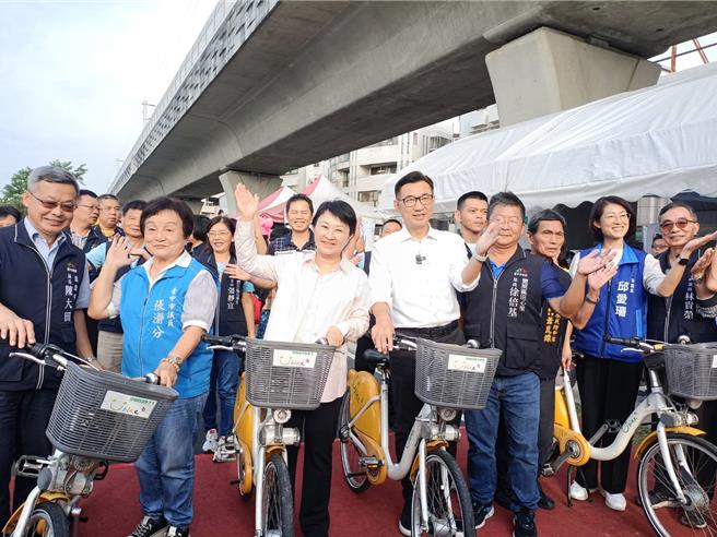 台中市鐵道綠廊台3跨越自行車橋8日啟用，市長盧秀燕出席典禮表示，大台中鐵馬廊帶未來將更完善。（陳淑娥攝）