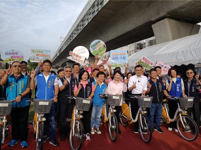 台中市鐵道綠廊台3跨越自行車橋8日啟用，市長盧秀燕出席典禮表示，大台中鐵馬廊帶未來將更完善。（陳淑娥攝）