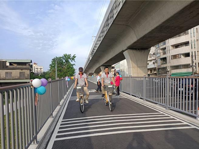 台中市鐵道綠廊台3跨越自行車橋8日啟用，民眾開心騎乘直呼好舒適。（陳淑娥攝）