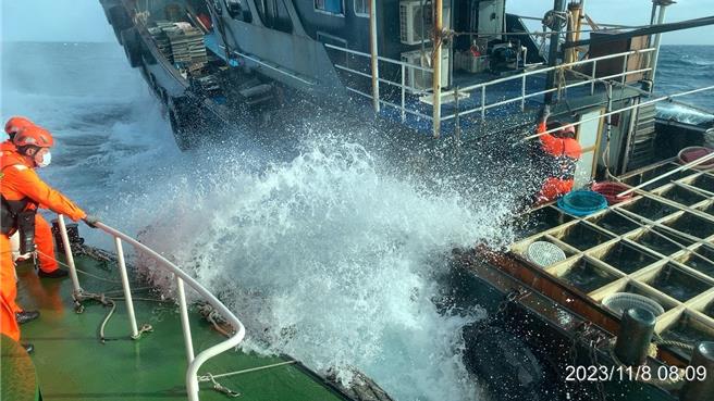 2023年11月08日澎湖县／澎湖海巡艇8日上午冒险强靠蛇行加速逃逸中的「粤南澳渔21721」陆船，由队员跳船登检控制。（澎湖海巡队提供／许逸民澎湖传真）