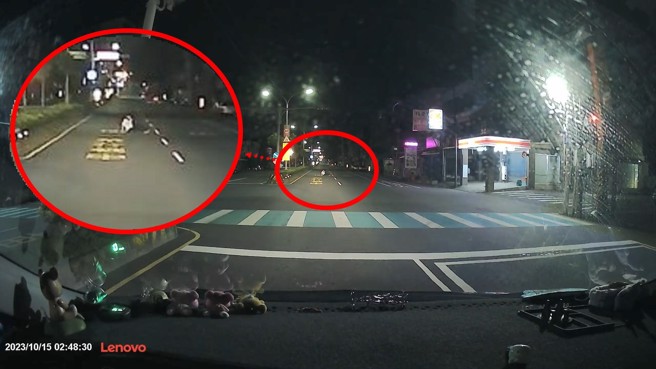 网友半夜开车，发现前方快车道上有躺一个人，立即停车报警。（翻摄爆料公社）