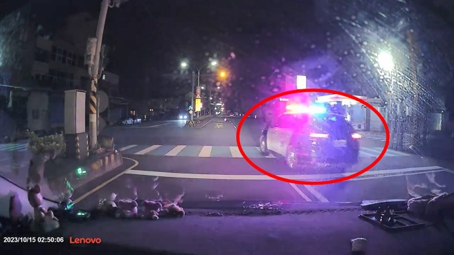 警方接获报案赶到现场处理。（翻摄爆料公社）